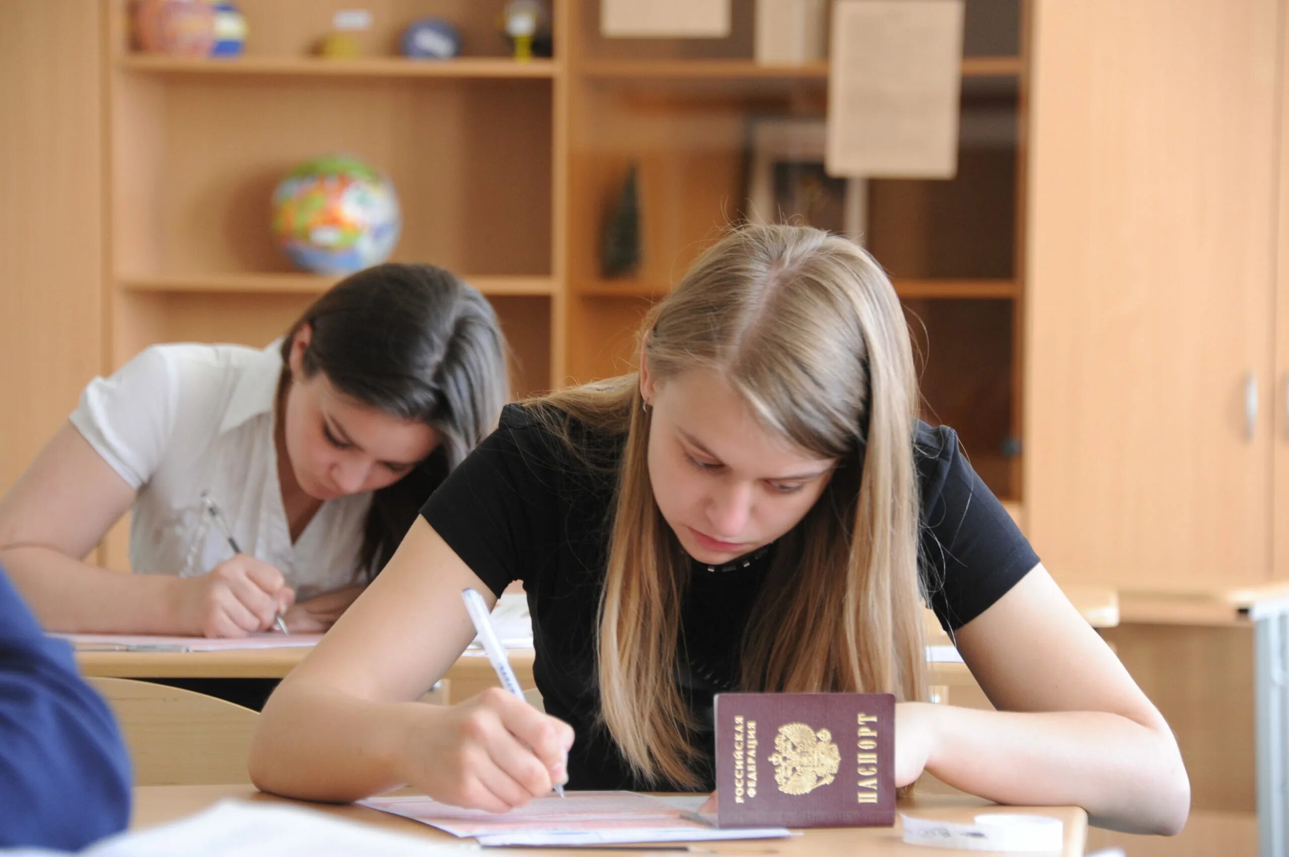 Успешно сдали выпускные экзамены. Школьники на ЕГЭ. Школьный экзамен. Ученик на экзамене. Дети на экзамене.