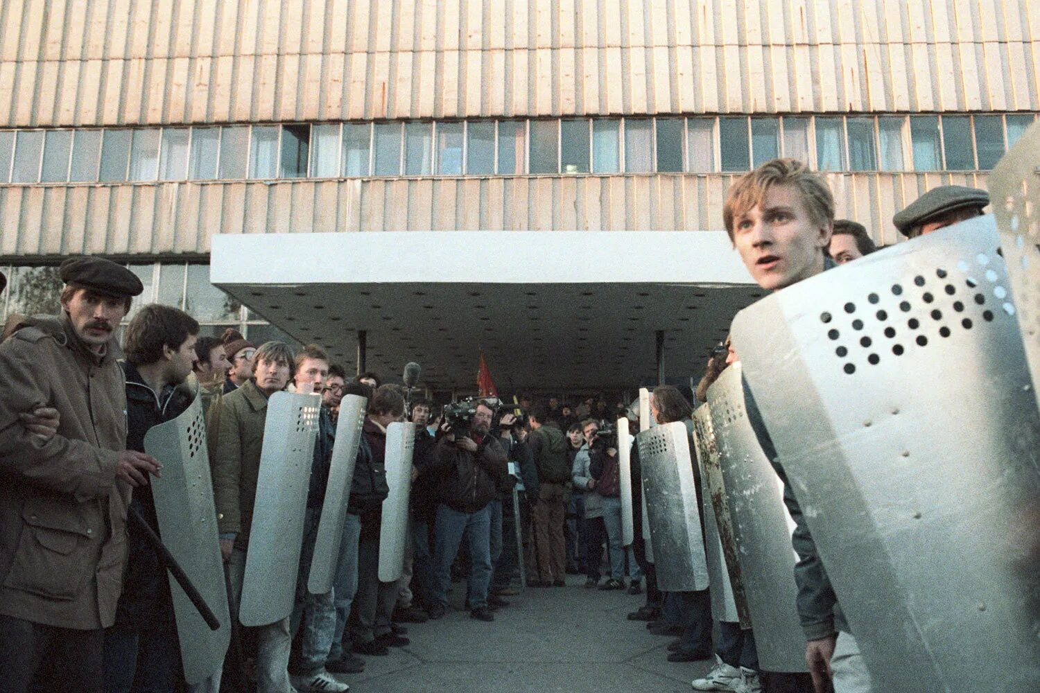 1993 век. Путч 1993 Останкино. Штурм телецентра Останкино 1993. Путч 1993 года Останкино. Октябрьский путч 1993 года.