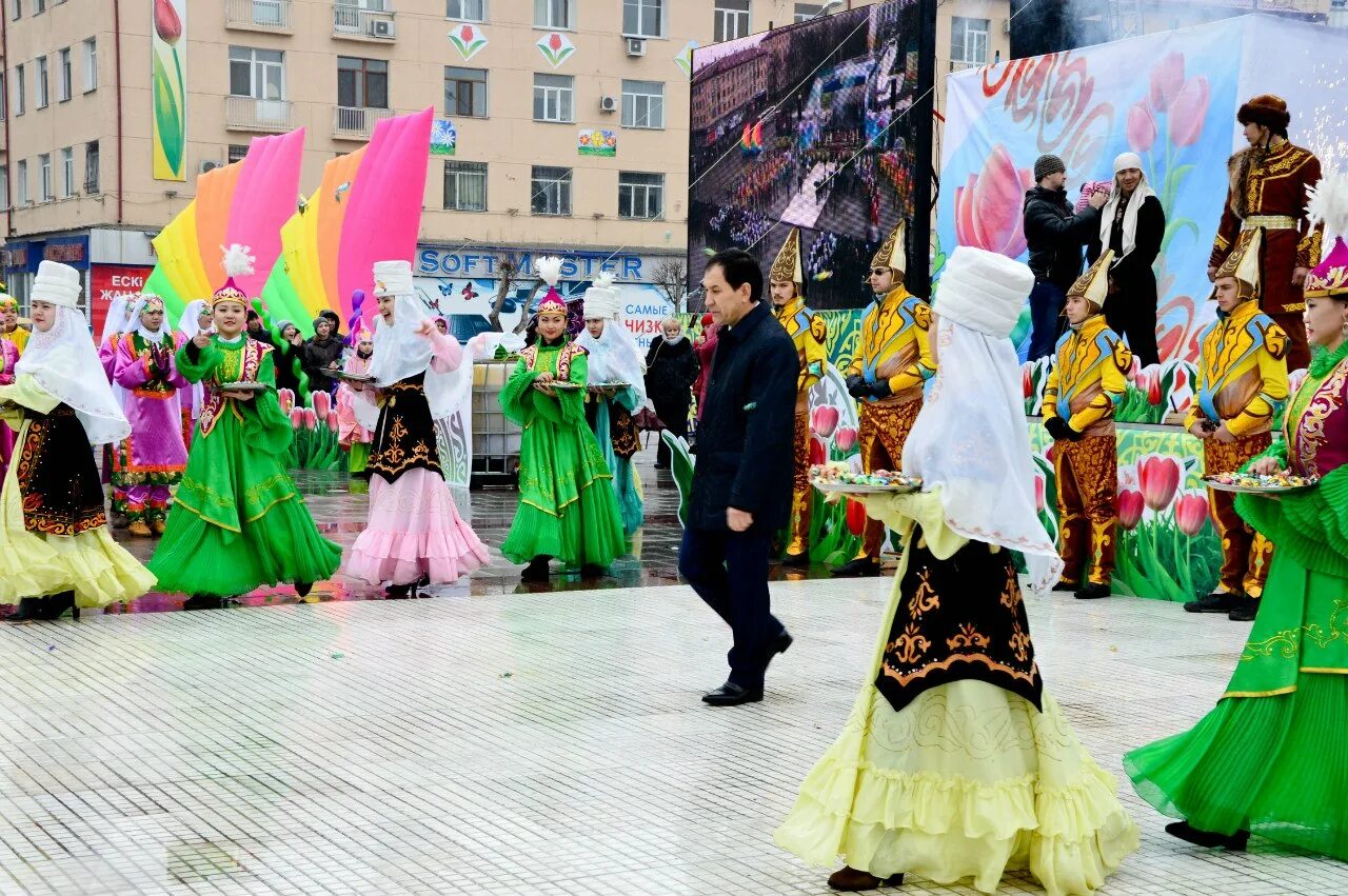 Фото на наурыз. Наурыз в Караганде. Наурыз той. Жезказган Наурыз на площади. Наурыз Каипов.