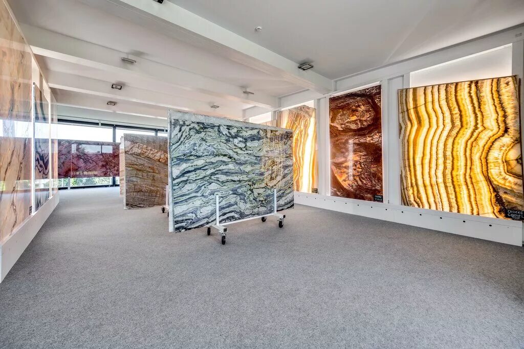 Столешница из кварцита porto mare. Charme stone москва. Charme stone. Шарм стоун. Кварцит с подсветкой в интерьере.