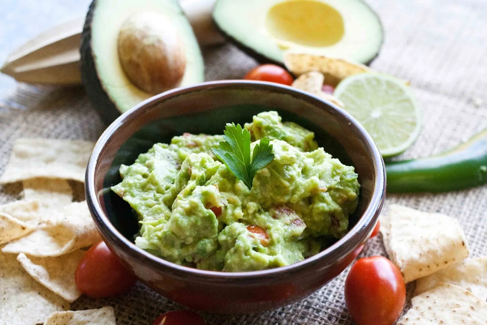 классические рецепты с авокадо. классические рецепты с авокадо. гуакамоле santa maria. макароны с песто. соус гуакамоле мексика.