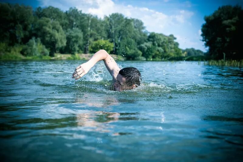 Человек плывет по реке. Плавать в речке. Купание в реке. Люди плавают в реке. Плавание в реке.