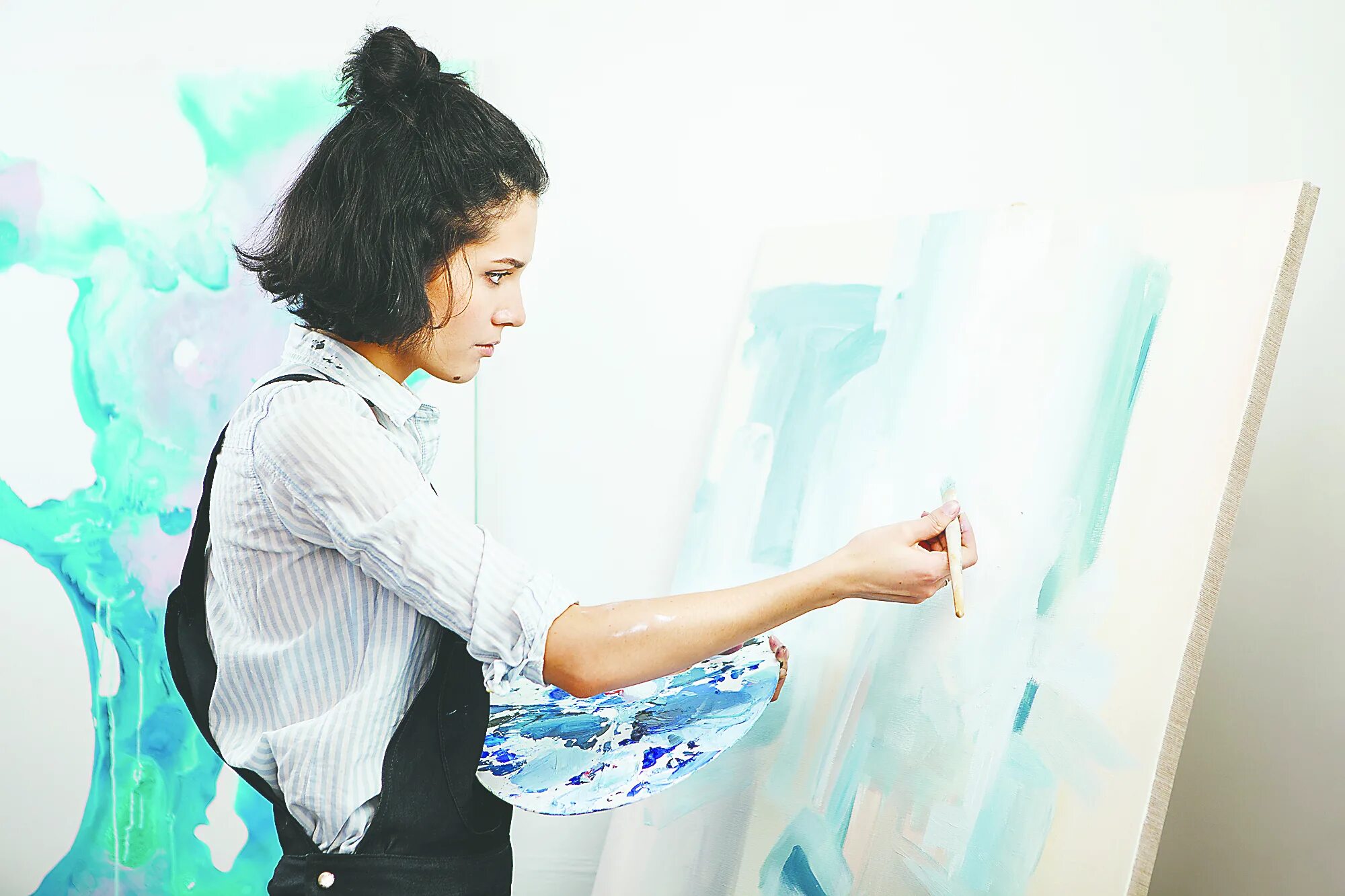 Сколько сидеть с краской. Мольберт для арт терапии. Девушка собирает стекло. Девушка рисует на стене. Арт терапия упражнения.