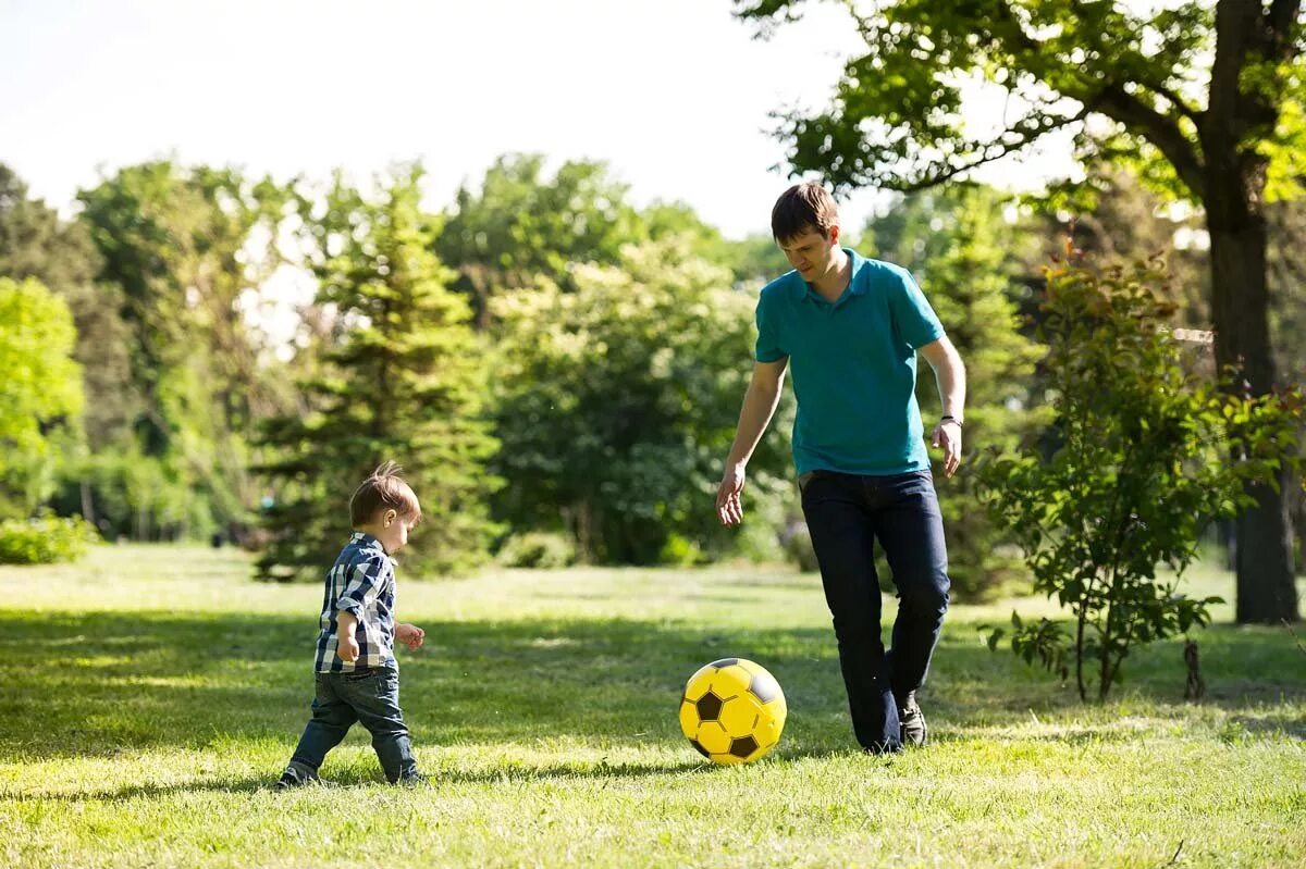 Спортивная семья. Семья на футболе. Футбол пап. Папа с сыном играют в футбол. Дети играют в футбол.