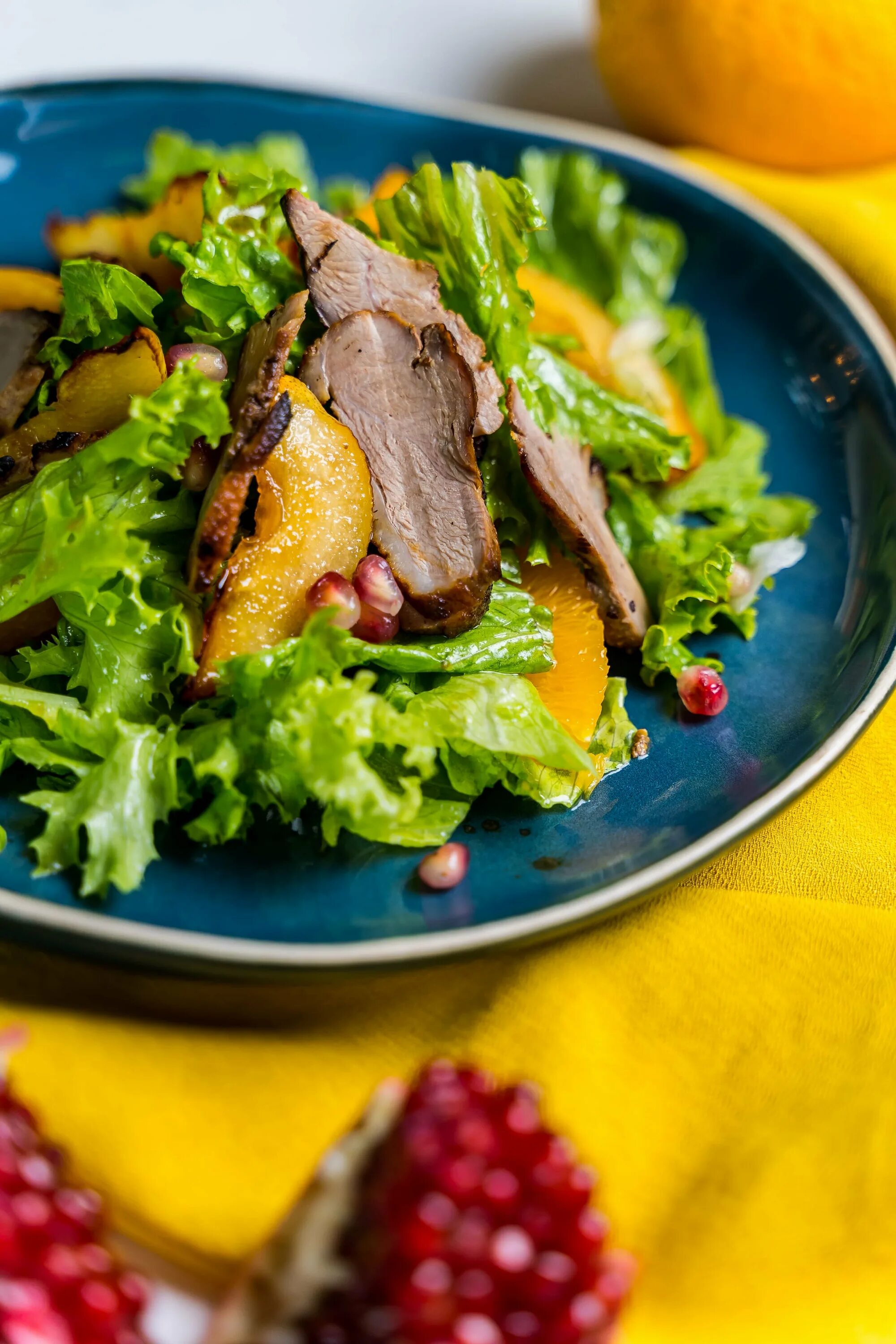 Утиный салат. Салат с подкопченной утиной грудкой. Салат с утиной грудкой и рокулой. Утиный салат. Салат с вяленой уткой.