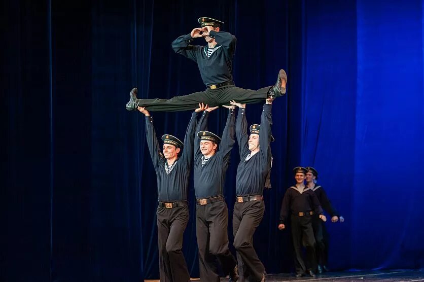 Ансамбль народного танца имени игоря моисеева. Ансамбль народного танца имени файзи гаскарова. Человек в группе обществознание 6 класс. Ансамбль файзи гаскарова уфа. Файзи гаскаров ансамбль.