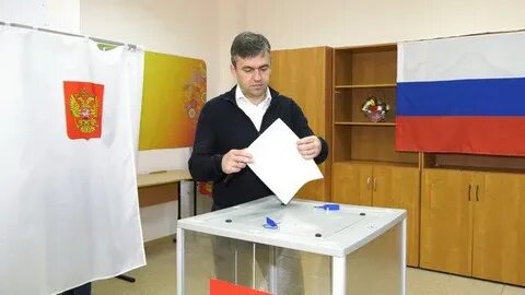 Губернатор голосует