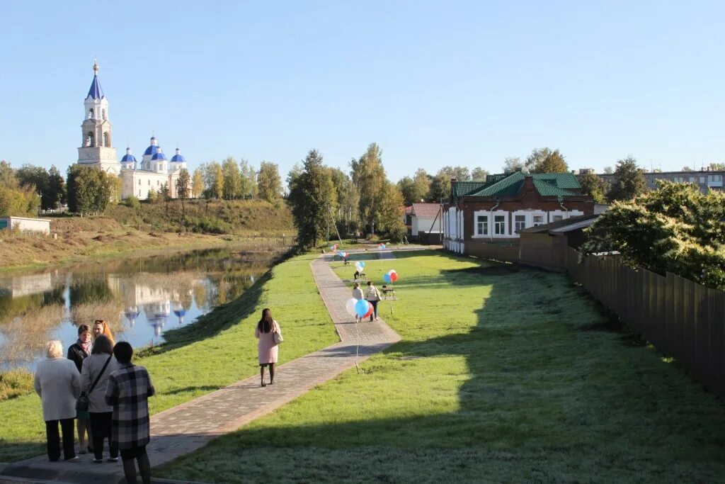 Село села набережная 3. Кашин Пушкинская набережная. Набережная города Кашина. Кашин Курортная набережная. Городское поселение город Кашин.