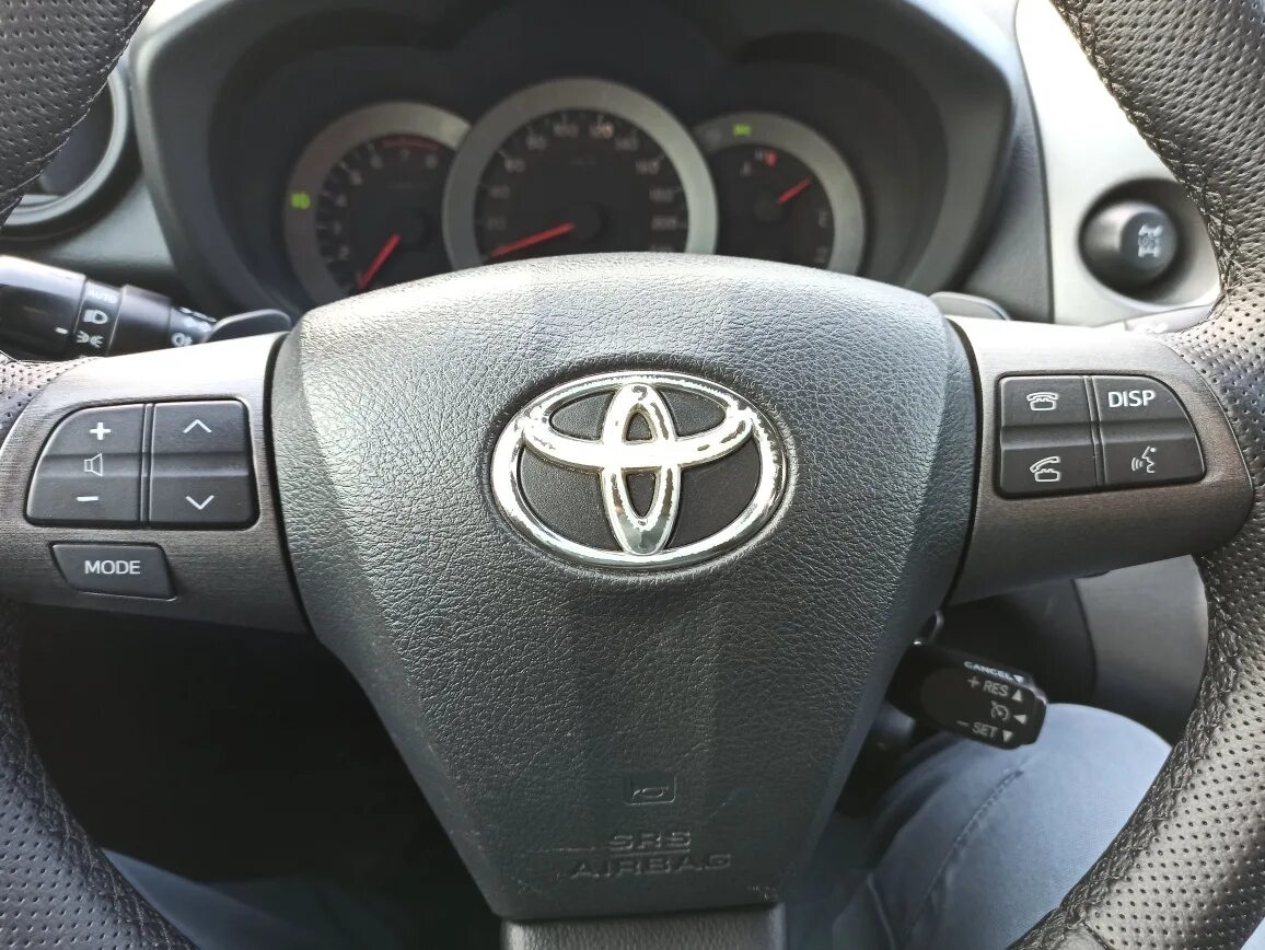 Значок тойота на руль. Логотип на руле автомобилей. Кнопка Mode на руле Toyota рав 4. Кнопки управления на руль Тойота рав 4 2016. Значок в руль Toyota.