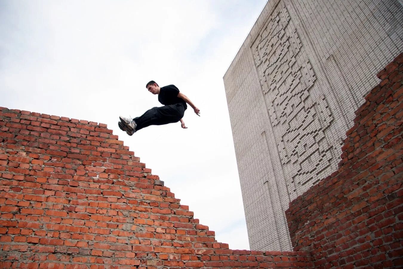 Паркур по городам. Паркур. Паркуристы субкультура. Константин сериал паркур. Трейсер это паркурщик.