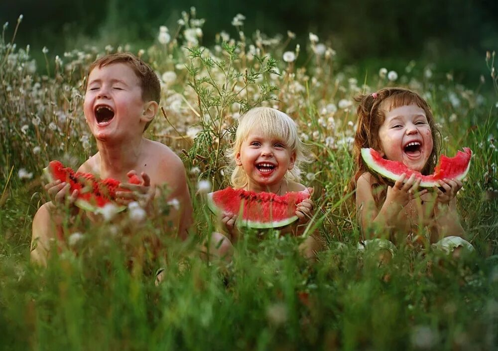 Есть на свете такие счастливые лица глядеть. Счастливый ребенок. Дети смеются. Веселое детство. Дети радость.
