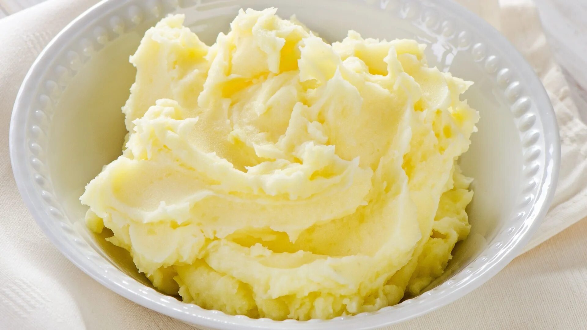 Как делать картошку пюре. Пюре из картофеля. воздушное пюре. разноцветное картофельное пюре. пюре на белой тарелке.