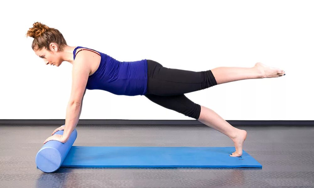 Пилатес ролл тренировка. Упражнения с валиком для пилатеса. Снаряды для пилатеса. Пилатес с роллом упражнения. Комплекс упражнений с роллом для пилатеса.