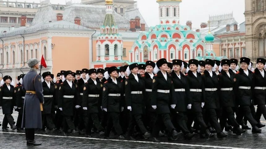 Когда состоялся военный парад на красной площади. Парад марш по Москве картинка. Выпуск на красной площади гости. Ленты для торжественного марша.