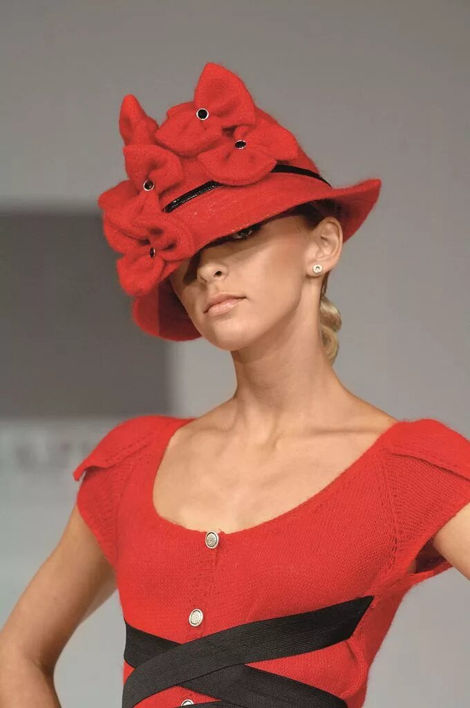 Выставка головных уборов шапо в москве 2008. Выставки головных уборов. Музей выставка головных уборов. Выставка шапо в гостинном дворе. Выставка шляп.