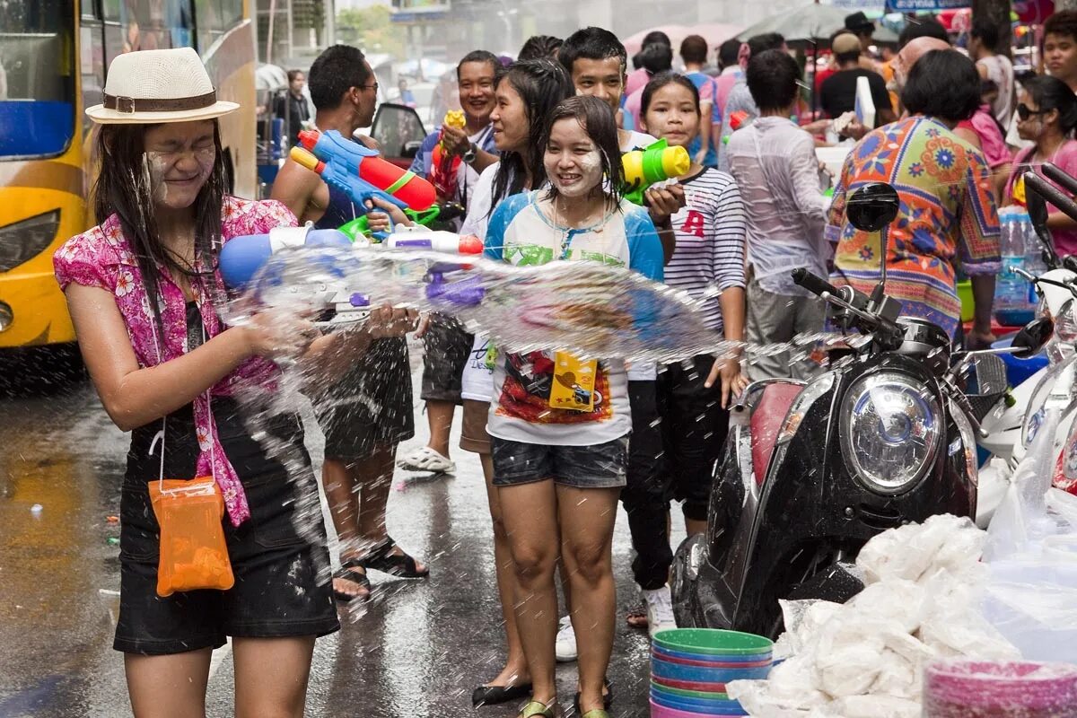 Тайцы в тайланде. Тайский праздник Сонгкран. Songkran (Сонгкран) в Таиланде. Тайский новый год - фестиваль Сонгкран. Водный фестиваль Сонгкран..