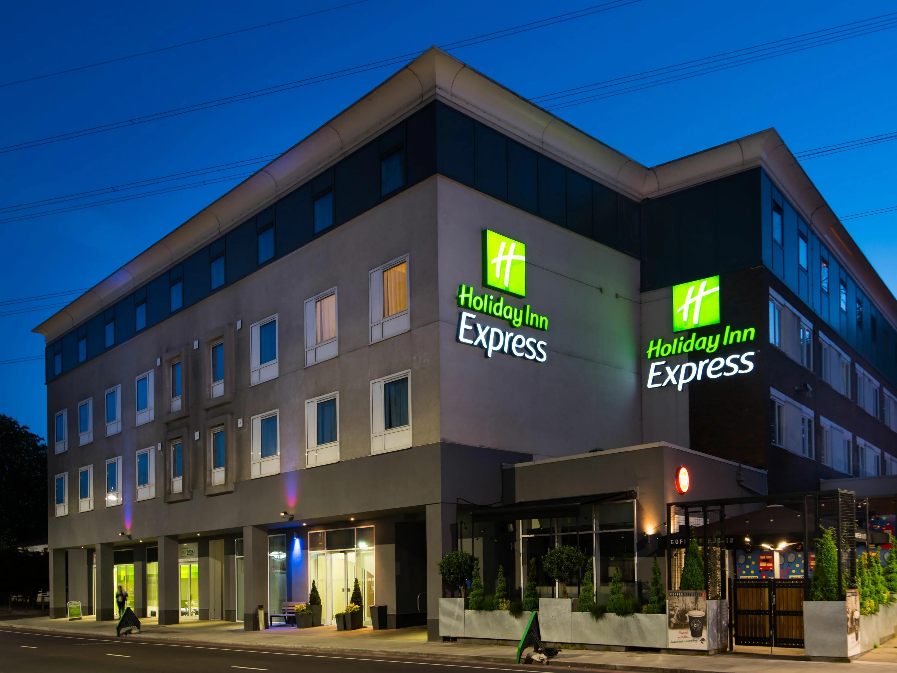 Holiday Inn отель в Лондоне. Холидей ИНН Лондон. Holiday Inn Worldwide Гостиничная цепь. Отель Холидей ИНН Лондон.