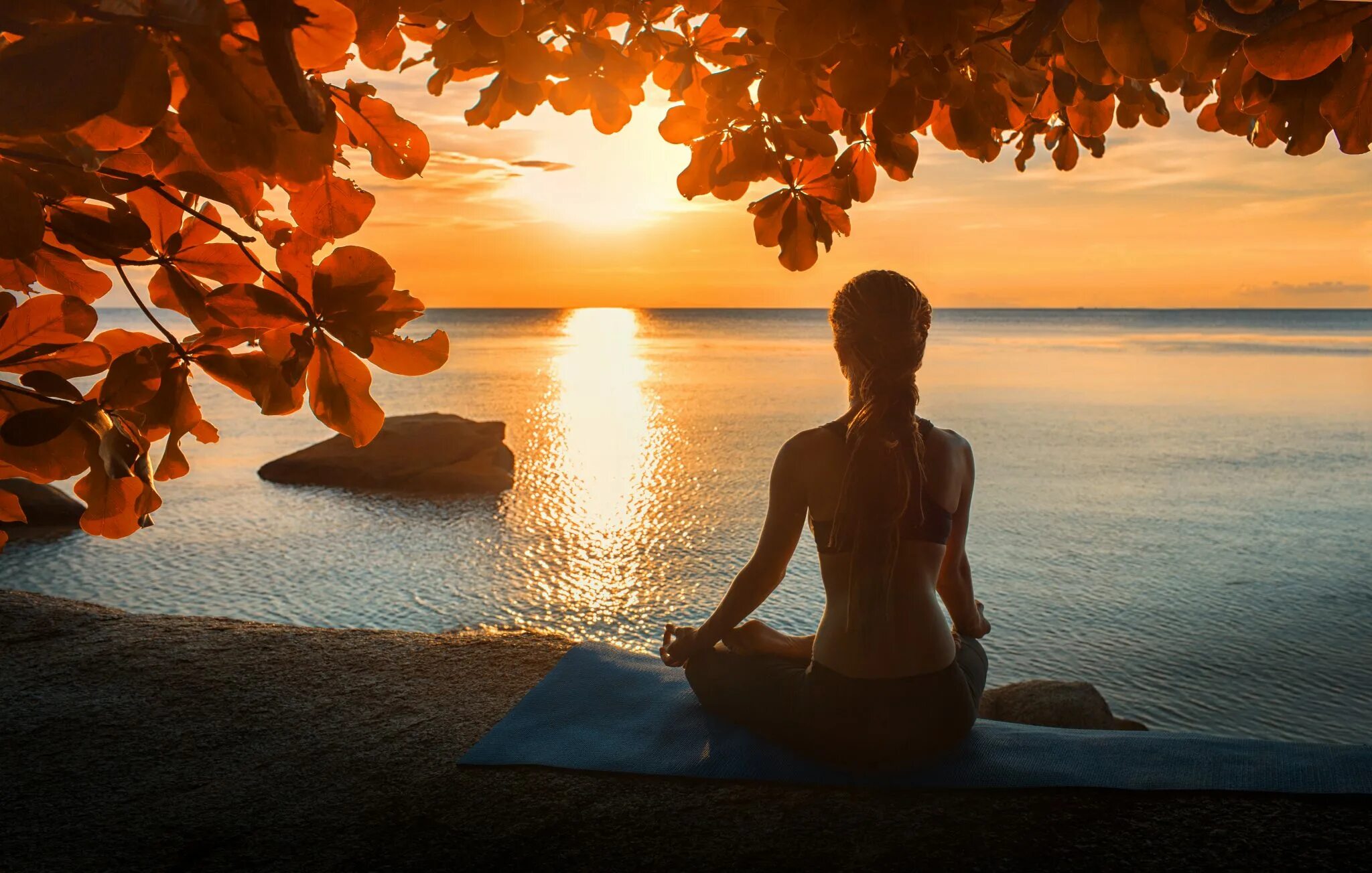 Девушка в позе лотоса на закате. Медитация на море. Медитация на закате. Медитация на берегу моря. Окружающее спокойно