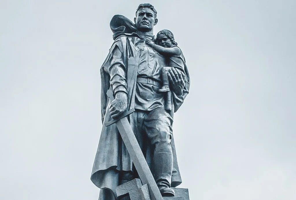 В каком городе воин освободитель установлен. Воин-освободитель в кемерово николай масалов. воин освободитель кемерово и берлин. трептов парк памятник в кемерово. памятник воину освободителю в кемерово.