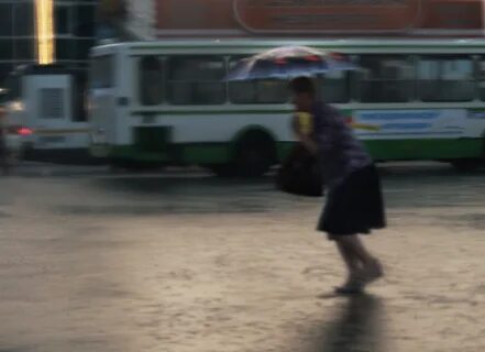 Бегут пешеходы по лужам