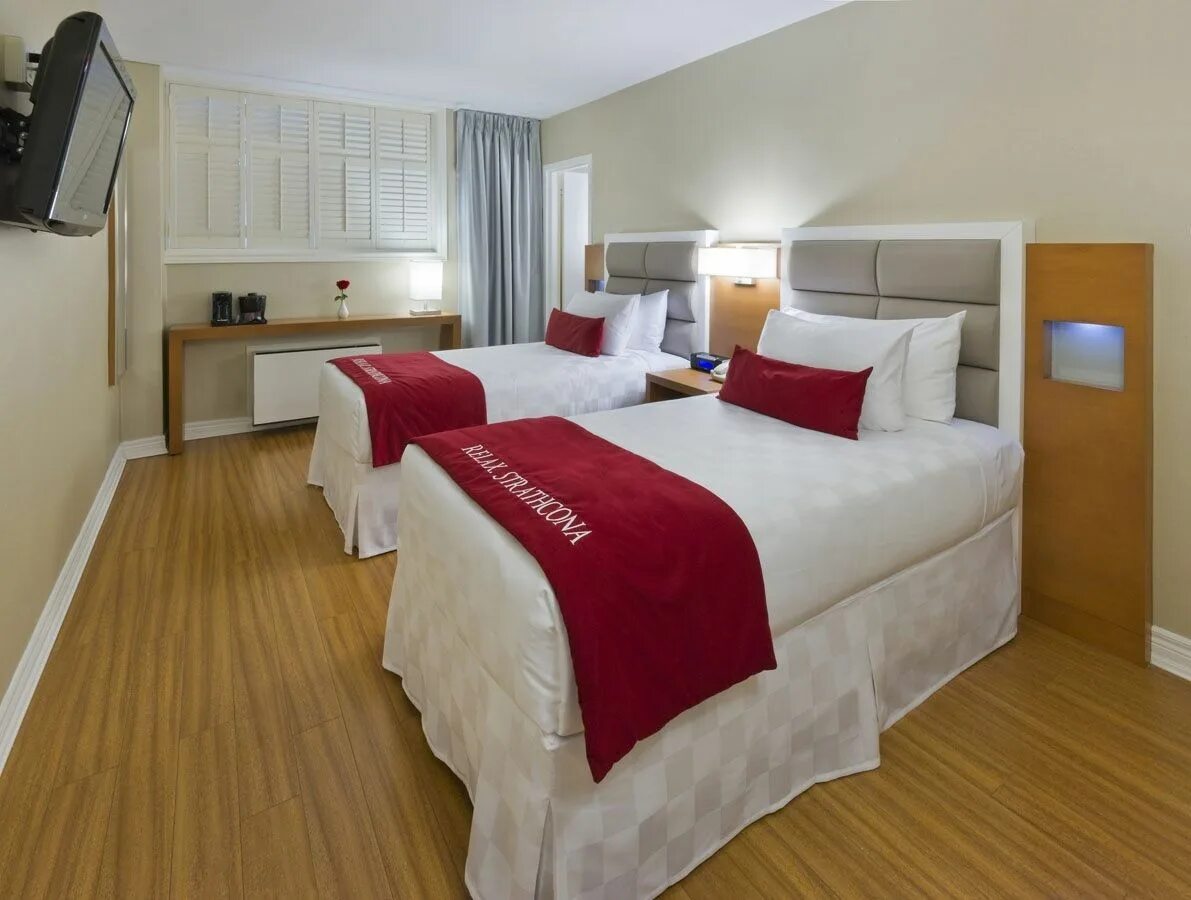 Single bed in a hotel. Общее изголовье у двух кроватей. Спальня с двумя кроватями для супругов. Комната с 2 кроватями. Twin bed room.
