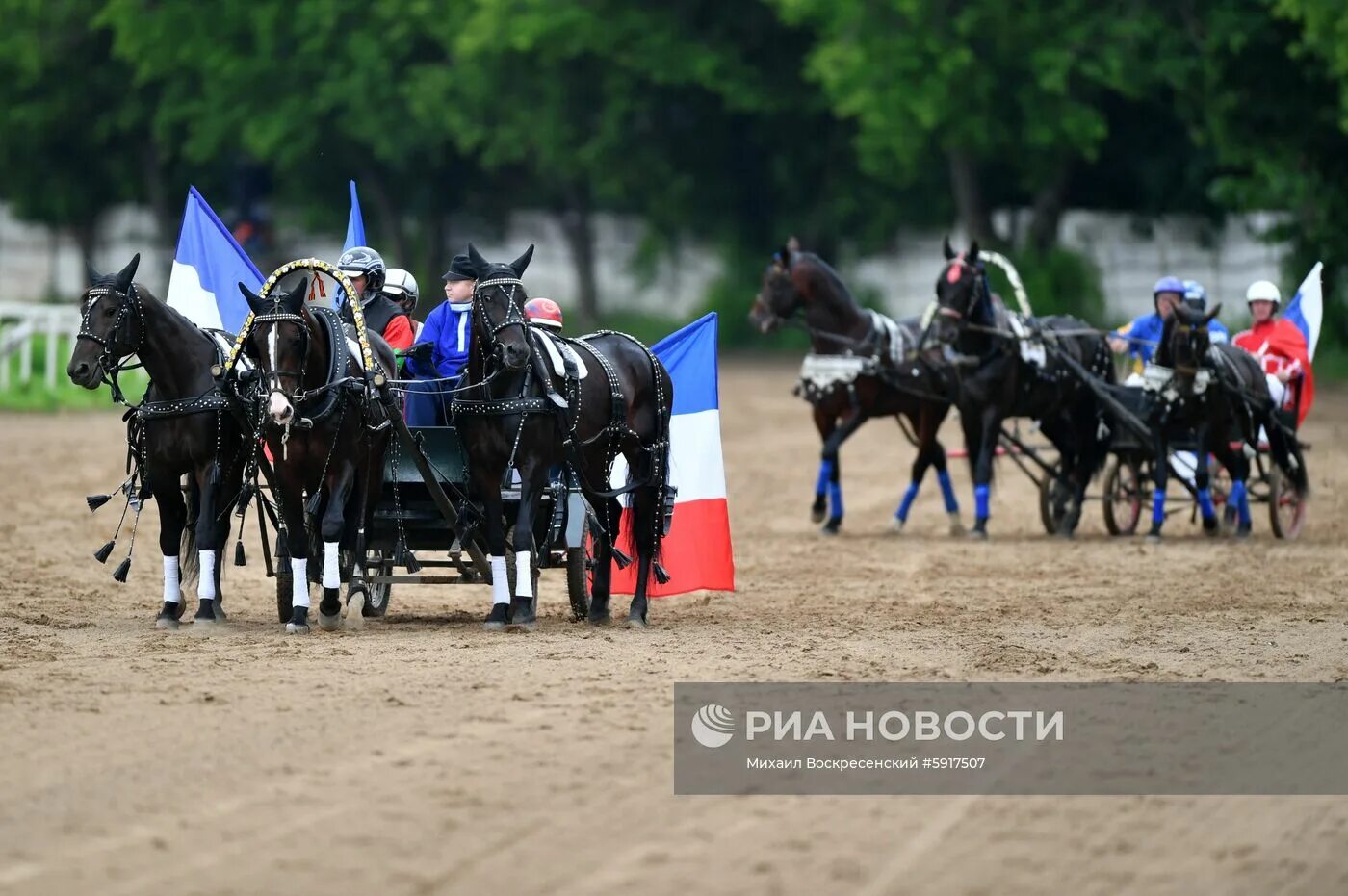 Чемпионат русских троек на ЦМИ. Тройка на ипподроме в Москве. Центральный Московский ипподром сектор с. Московский Центральный ипподром лого. Тройка в 2017 году