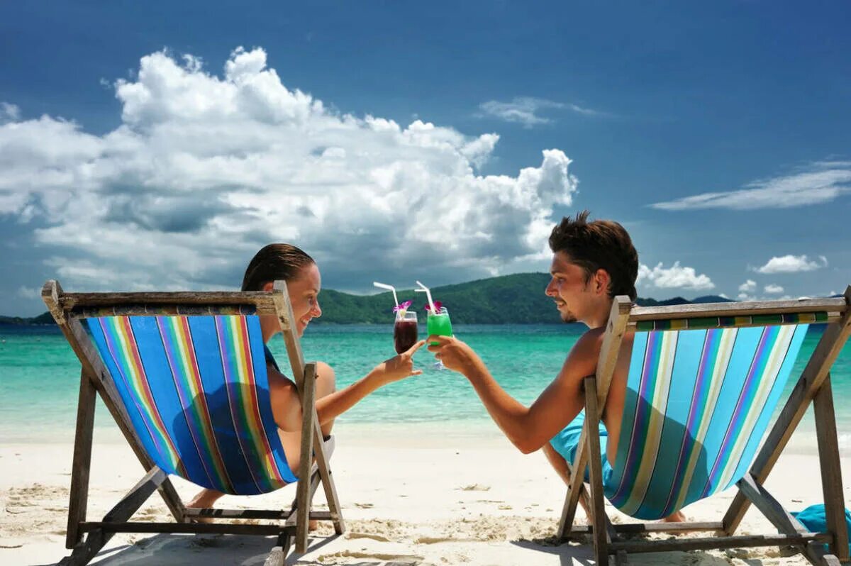 Где можно отдохнуть за границей в 2024. Отдыхающие на пляже. Пляжный туризм. Люди отдыхают на пляже. Человек отдыхает.