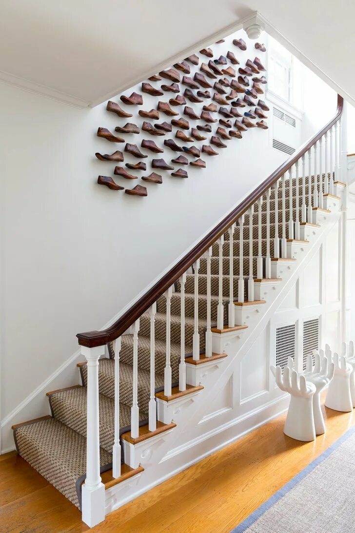 Стена лестничного пролета. Необычный декор лестницы. Декор "лестница". Декор стен на лестничном пролете. Лестница в интерьере.