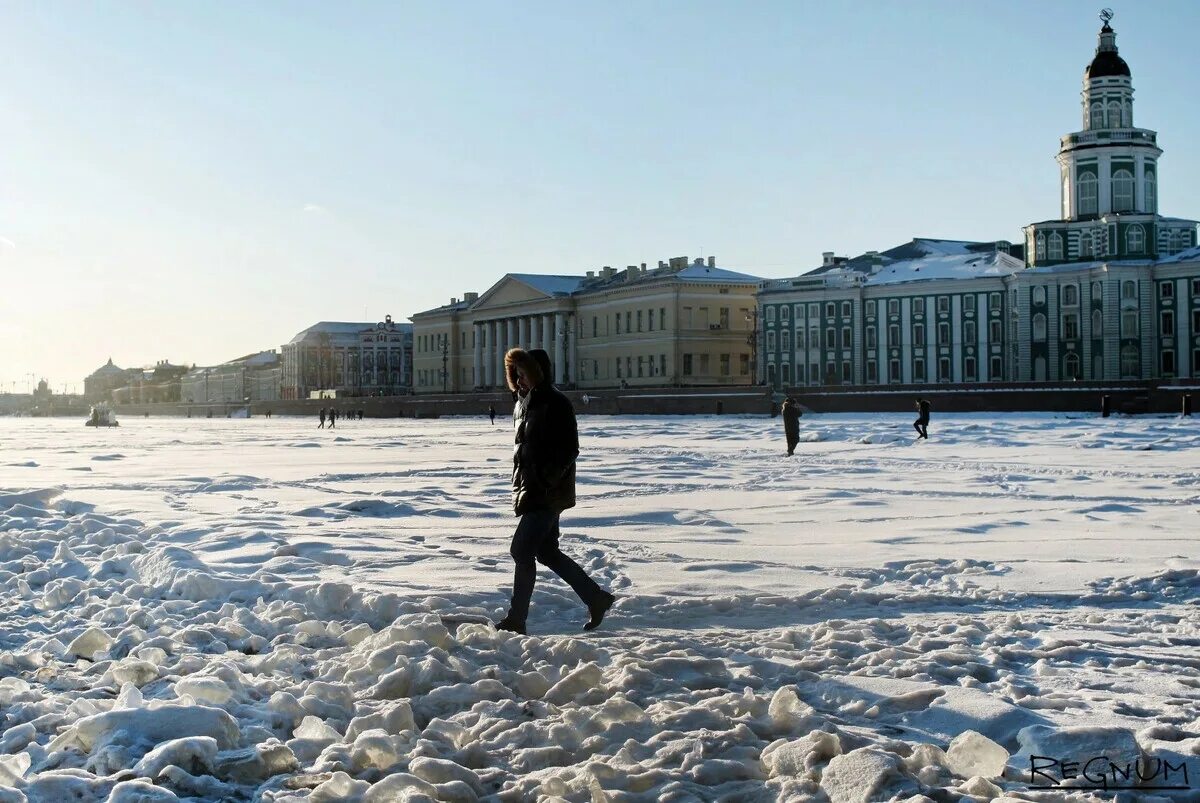 Где отдохнуть в питере зимой. Замерзшая река нева в петербурге. спб нева замёрзшая. река нева в санкт-петербурге зимой замерзает. река нева в санкт-петербурге зимой гуляют люди.