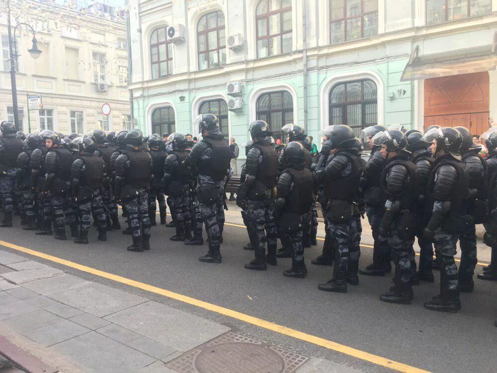 Много Росгвардии на митингах в Москве вид сверху. В ряд выстроились несколько журналистов. Что за митинг 266.