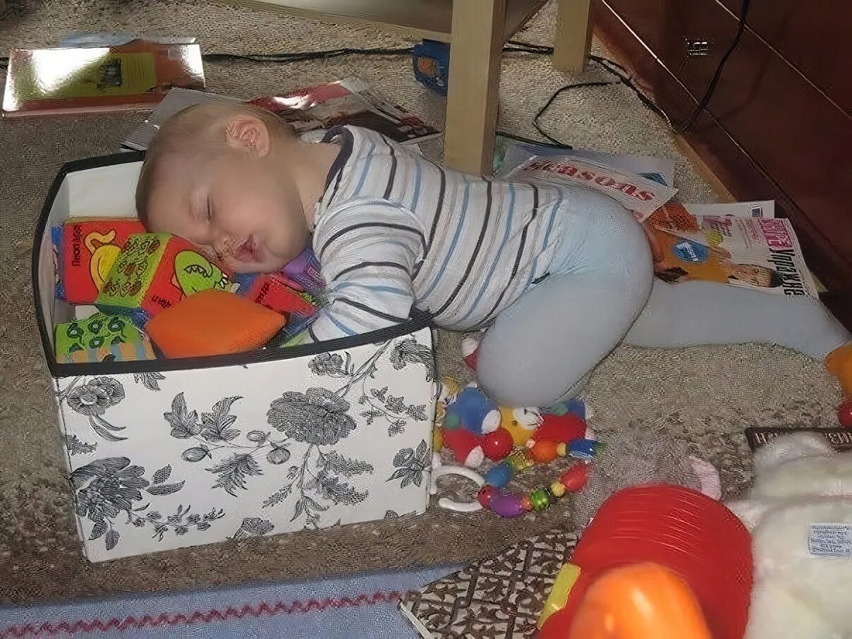 Маленький устал. Ребенок уснул. Смешно спящий ребенок. Смешные дети спят.
