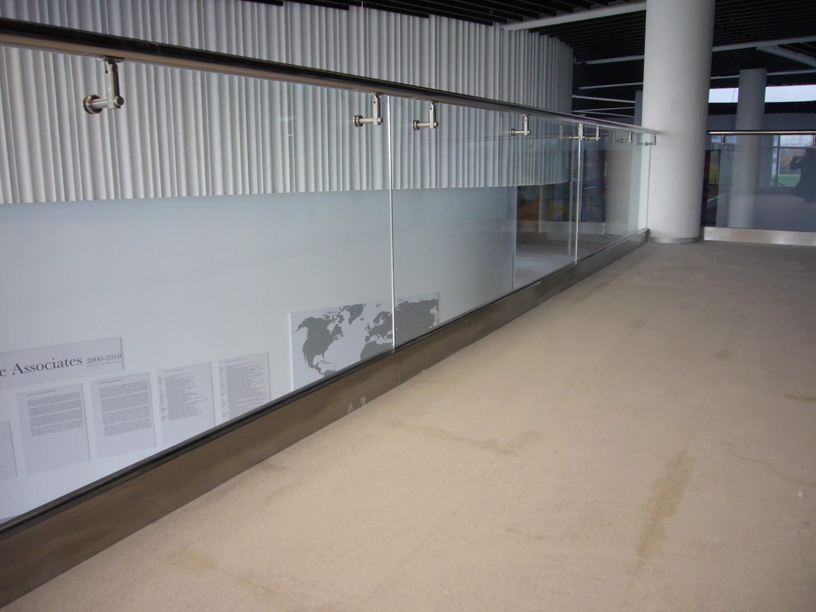 раздвижные перегородки алютех. стеклостар. луберски райён стеклостар. стеклостар. раздвижная дверь с притвором.