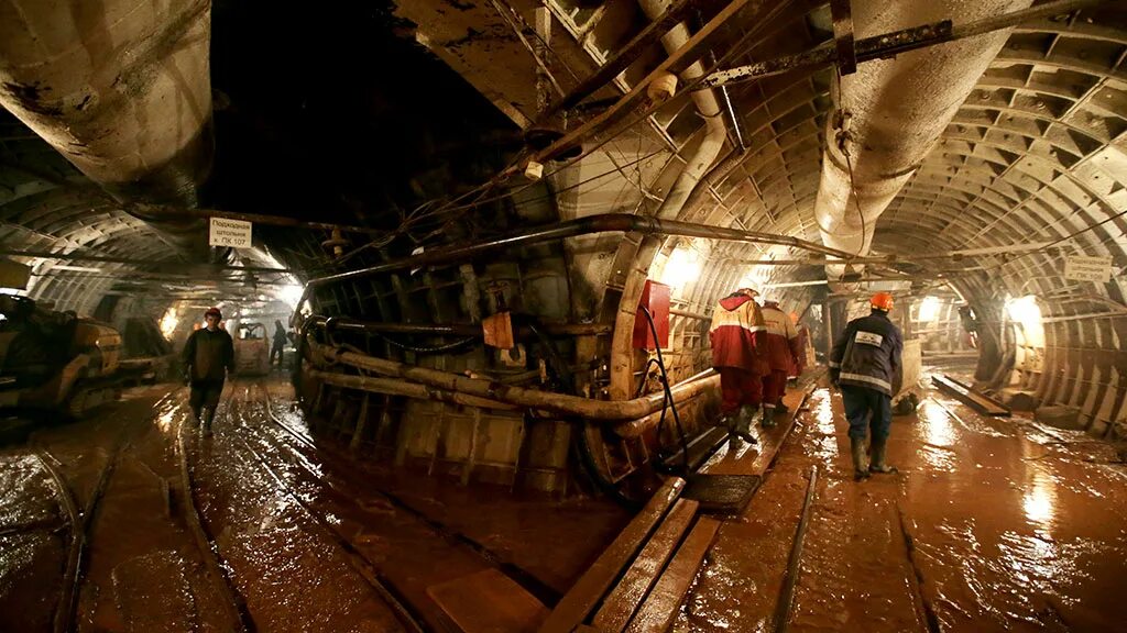 Станции туннели московского метро метро 2033. Метро под рекой. Эскалаторный тоннель метрополитена новая станция. Ускорительно-накопительный комплекс в протвино. Станции метро под москвой рекой.