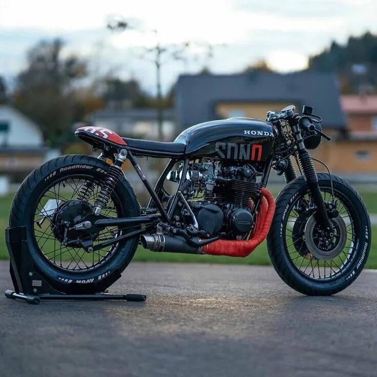 Что значит custom. Honda cb550 custom. honda cafe racer. honda cb 1 cafe racer. кафе рейсер мотоцикл.