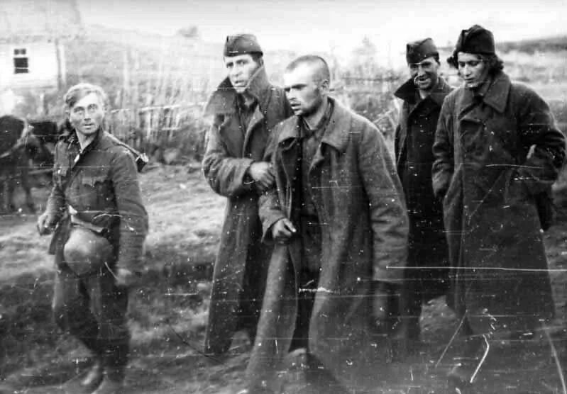 Восточная пруссия 1945 пленные. Пленные красноармейцы азиаты. Был в немецком плену. Был в немецком плену. Был в немецком плену.