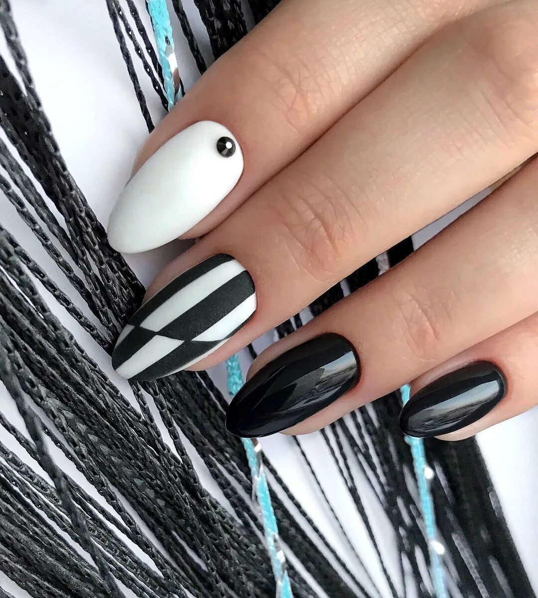 Оригинальные ногти. Мраморные ногти черные с белым. Маникюр белый с черным. Черно белый маникюр. Ногти 2024 черно белые.