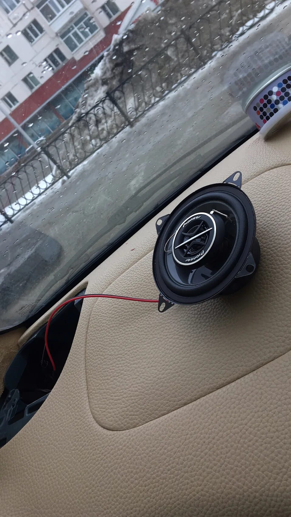 Тойота витц автозвук. Подиумы на тойота витц. Штатные динамики vitz 10. Колонки витц 2001г. Передние динамики тойота витц.