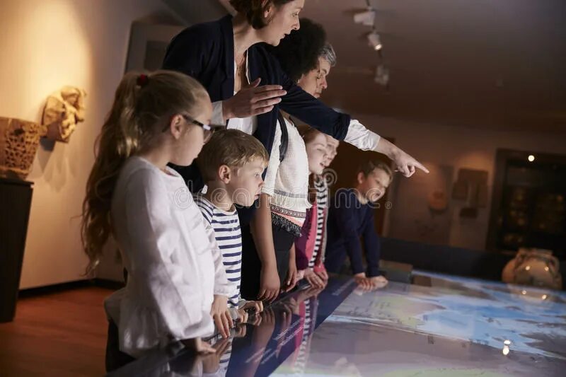 Museum trip. Путешествие в школу взрослых. учебная экскурсия фото для презентации. school trips to museums. интересная экскурсия слушают все.
