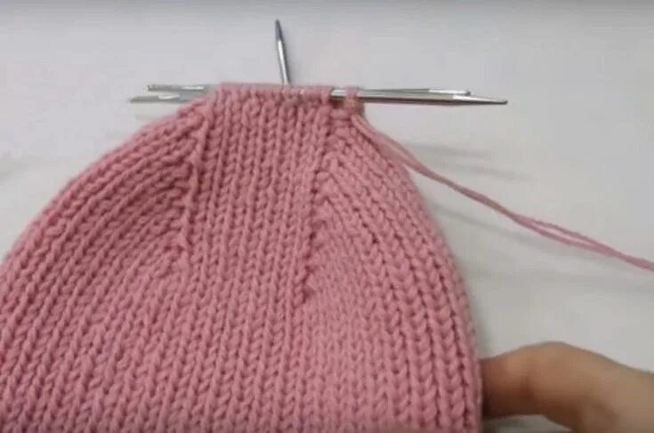 Модная шапка спицами вязаная резинкой по кругу Crochet shawls and wraps, Knitted