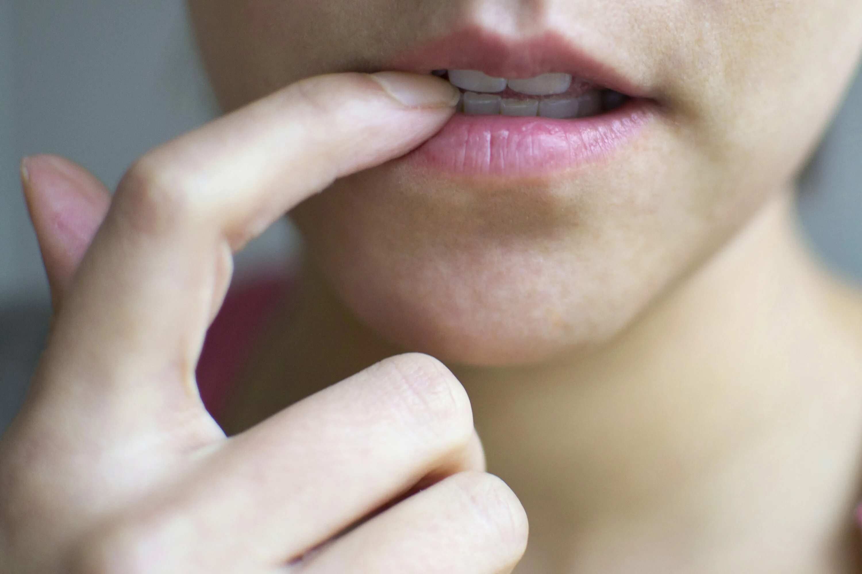 щека хватать. щека хватать. потрепать за щеку. щека хватать. прикусывание нижней губы.