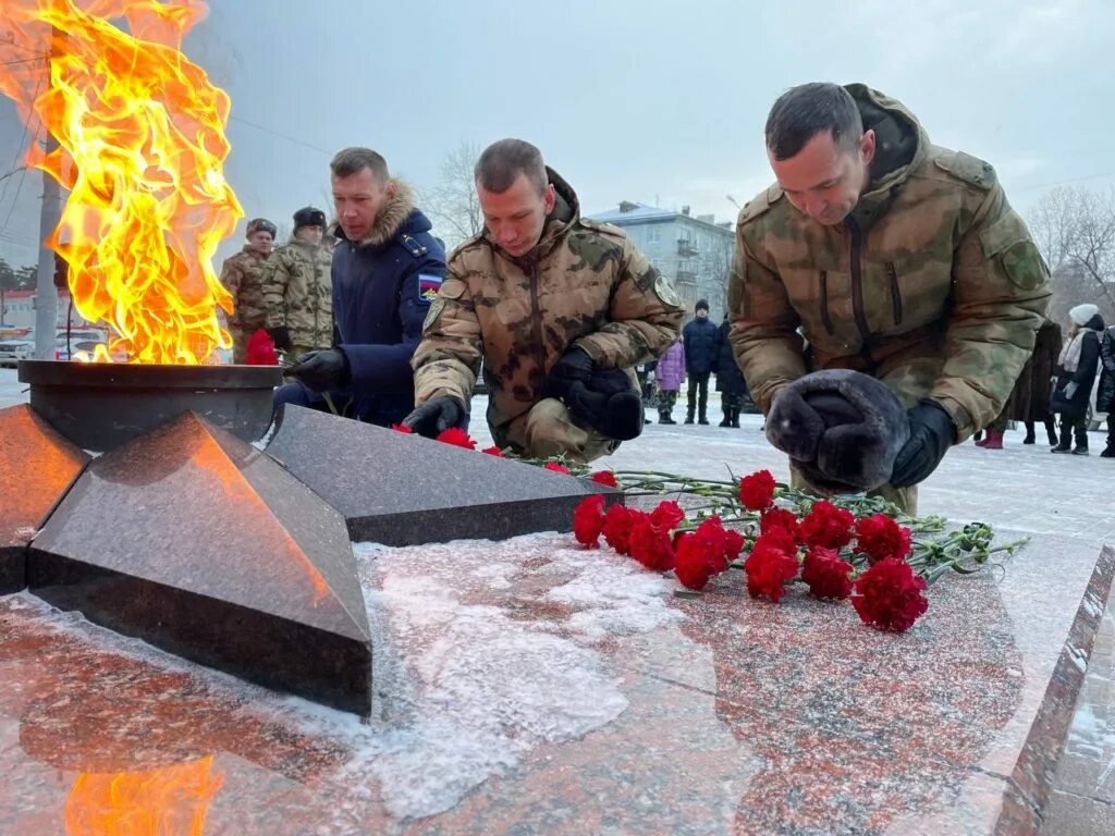 Митинг в Александровском саду. Митинг посвященный сво. Памятник бронзовому солдату Ангарск. Перенос праха неизвестного солдата Москва 3 декабря 1966 года. Сценарий митинга на 23 февраля у памятника