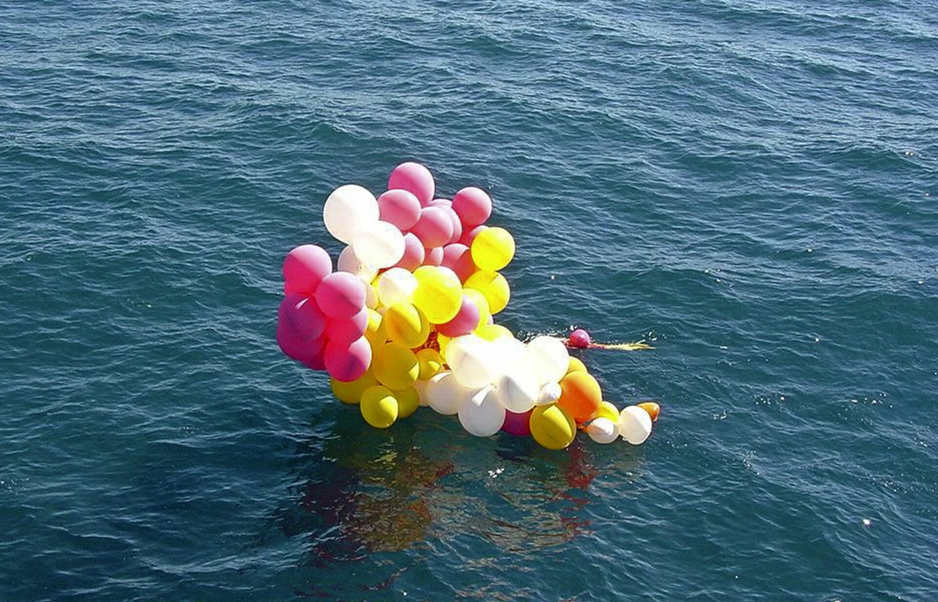 Воздушный шар увлекаемый бурей несся вращаясь. Аделир Антонио де Карли. Воздушные шары в океане. Возд шары в океане. Священник на воздушных шариках.
