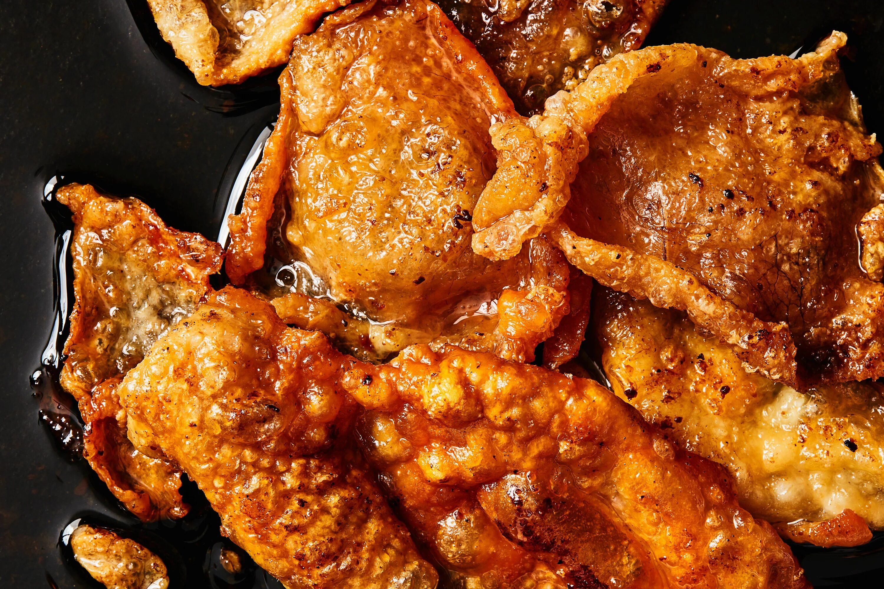 Кожура курицы. Куриная кожа жареная. курица кожа поджаренная. жареная кожа курицы. жареное мясо.