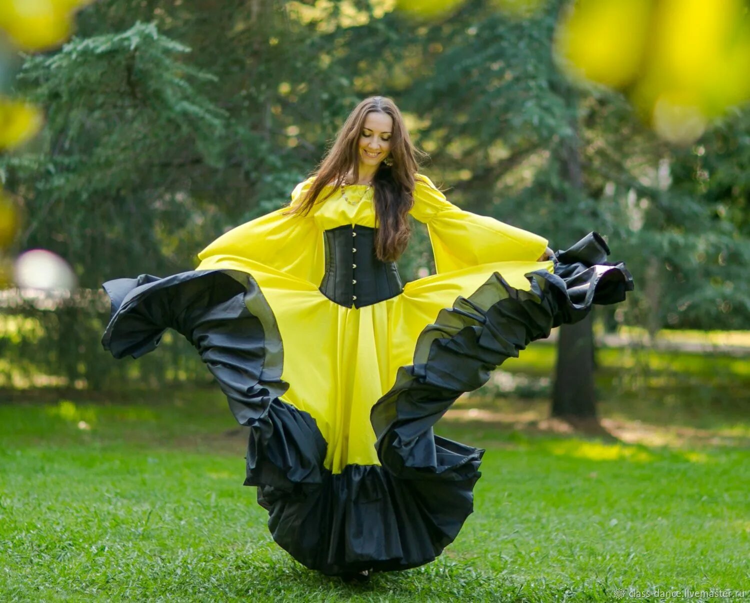 Юбка цыганская 2 солнца. Цыганская юбка. Юбка желтая цыганская. Цыганская юбка для танца.