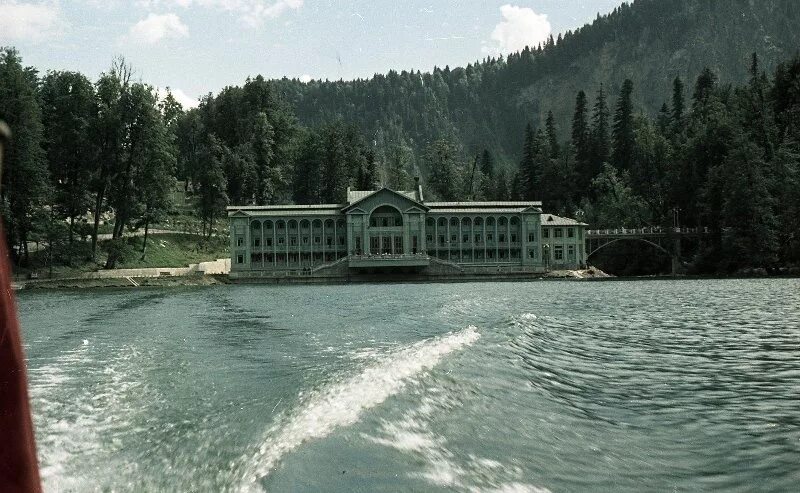 Кафе на озере рица абхазия. Отель на озере рица. Отель на озере рица абхазия. Гостиница озеро рица 1955 год. Отель на озере рица.