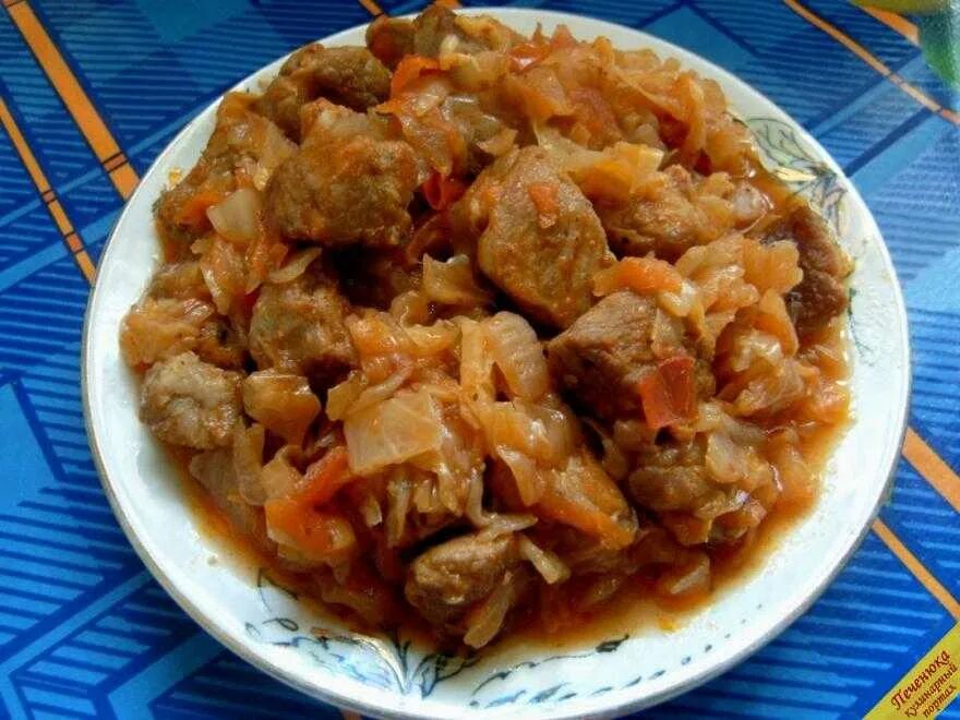 Солянка капустная. Солянка из капусты. Солянка из капусты с мясом. Солянка с мясом и капустой.