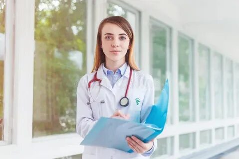 Молодая врач пришла на прием