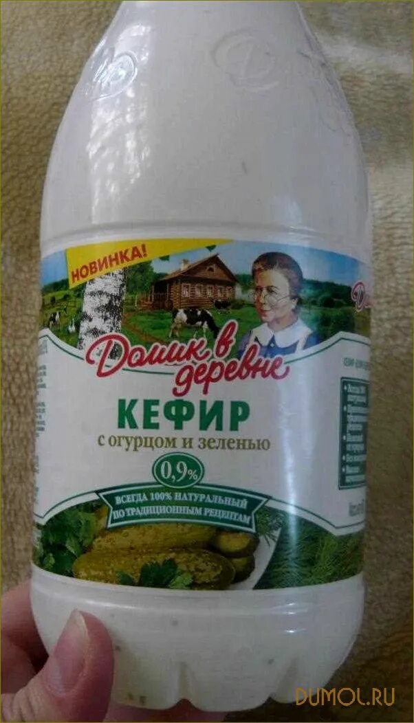 Кефир с солеными огурцами. Кефир с огурцом и зеленью. Кефир с зеленью. Огурчик с молочком. Бодрячок напиток с рассолом.
