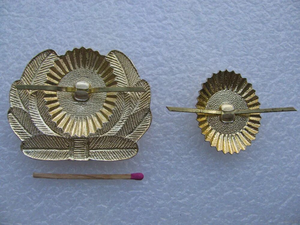 кокарда на фуражке. крепить кокарду на пилотку. вс украины бол. расположение кокарды. кокарда на полевую форму кадета.