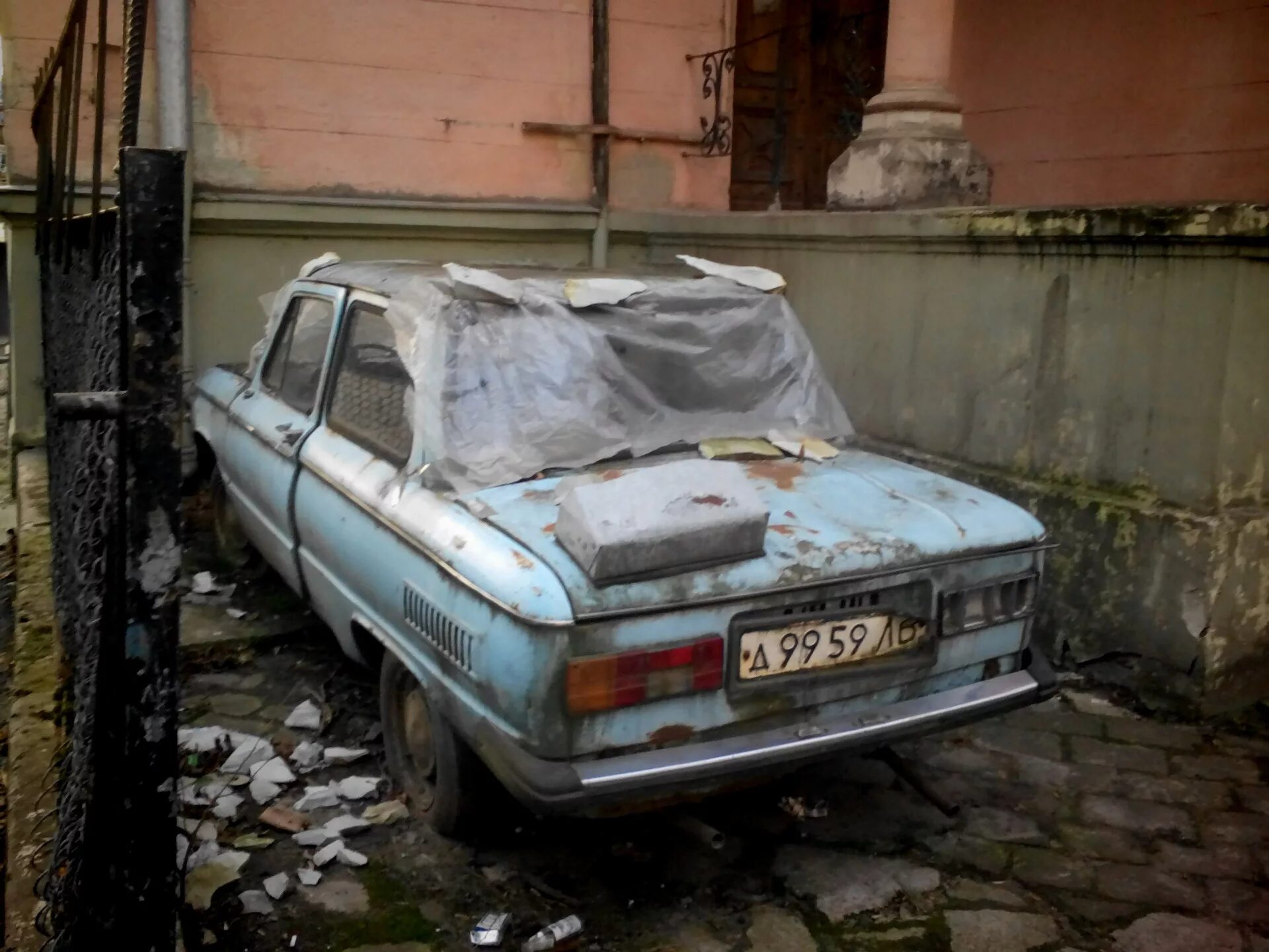 Старые брошенные автомобили. Брошенная машина во дворе. Брошенные машины. Брошенная машина во дворе. Старые заброшенные автомобили.